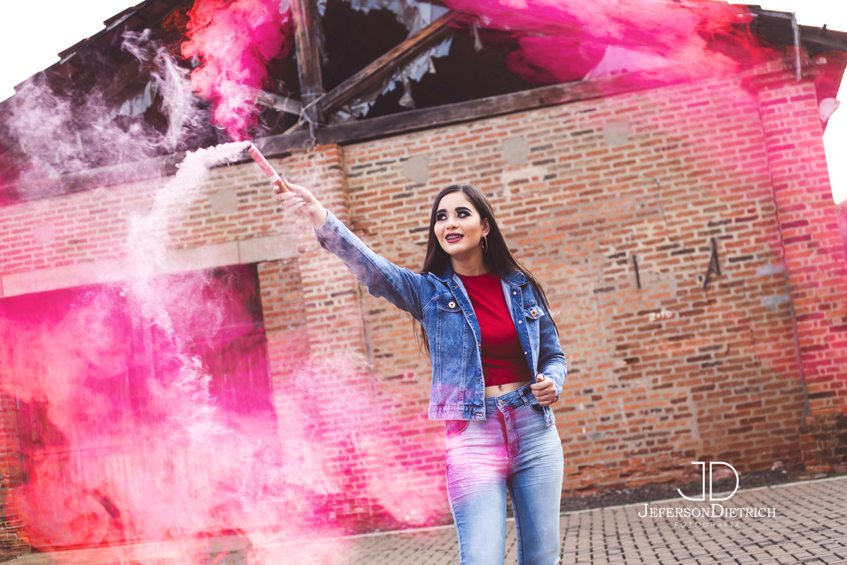 Fotografia de ensaio de 15 anos com fumaça