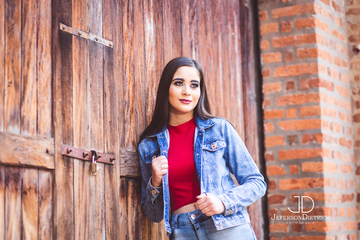 ensaio de 15 anos com fumaça vermelha