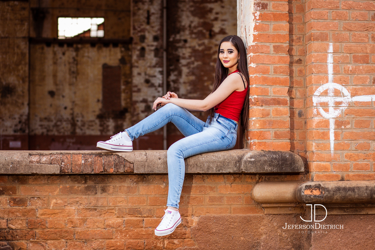 foto de 15 anos sentada no muro - poses para fotos de 15 anos