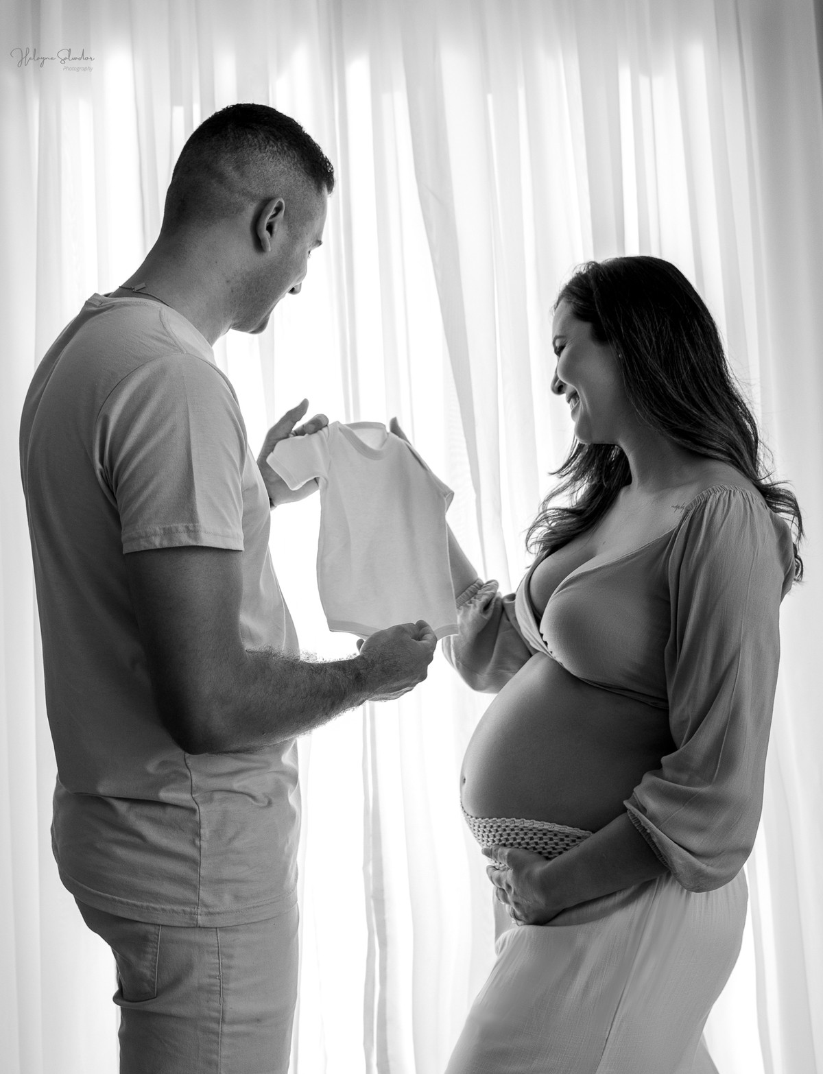 Então, queridas mamães, não hesitem em trazer as roupinhas e sapatinhos de bebê para o ensaio fotográfico. Deixe que esses pequenos detalhes adicionem um toque de magia e doçura às suas lembranças.
