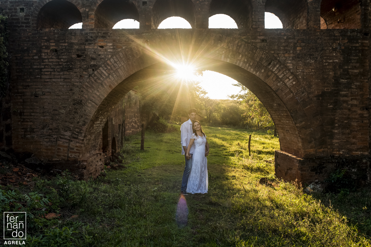 casal-fazenda-por-do-sol-fim-de-tarde-noiva-raio-de-luz-construcao-antiga