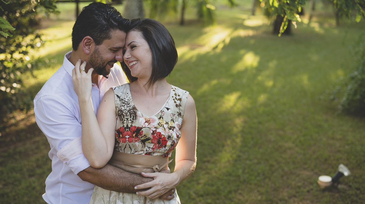 casal sorrindo com carinho