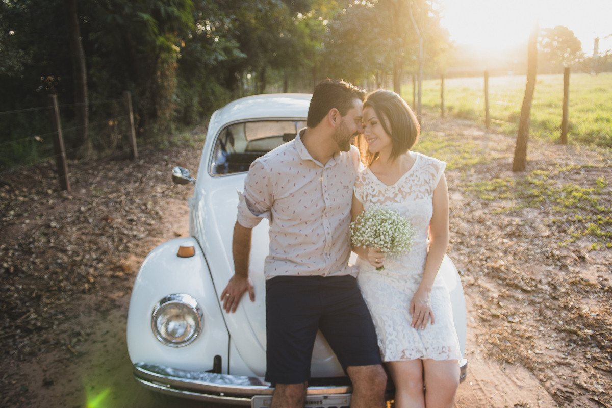 noivos tirando foto com o fusca no ensaio