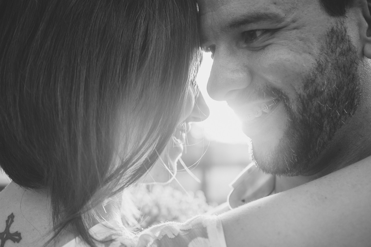 sorriso dos noivos com por do sol