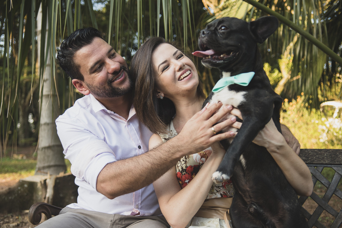 noivos com cachorro durante o ensaio para casamento