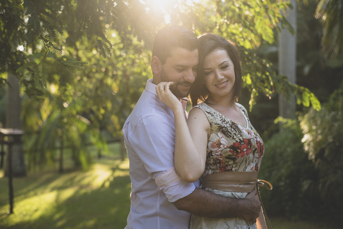 casal abraçado com sol ao fundo