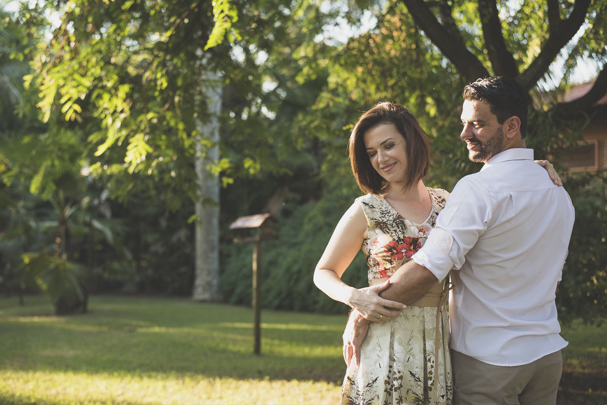 noivos em ensaio para casamento abraçados em local aberto