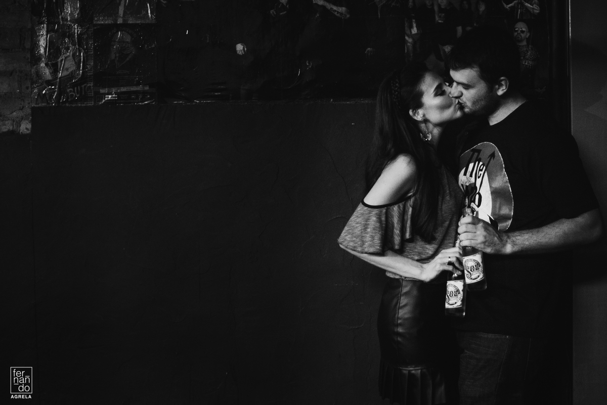 casal de noivos tomando cerveja ensaio 