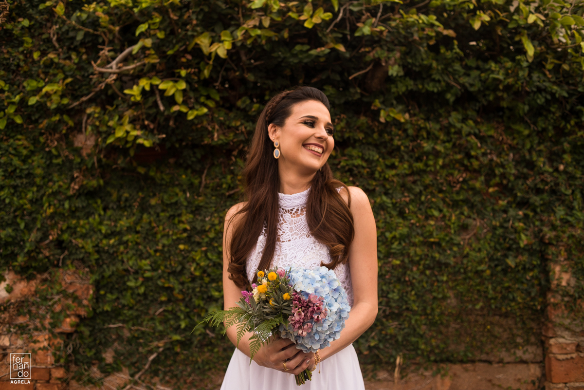 noiva ao ar livre feliz