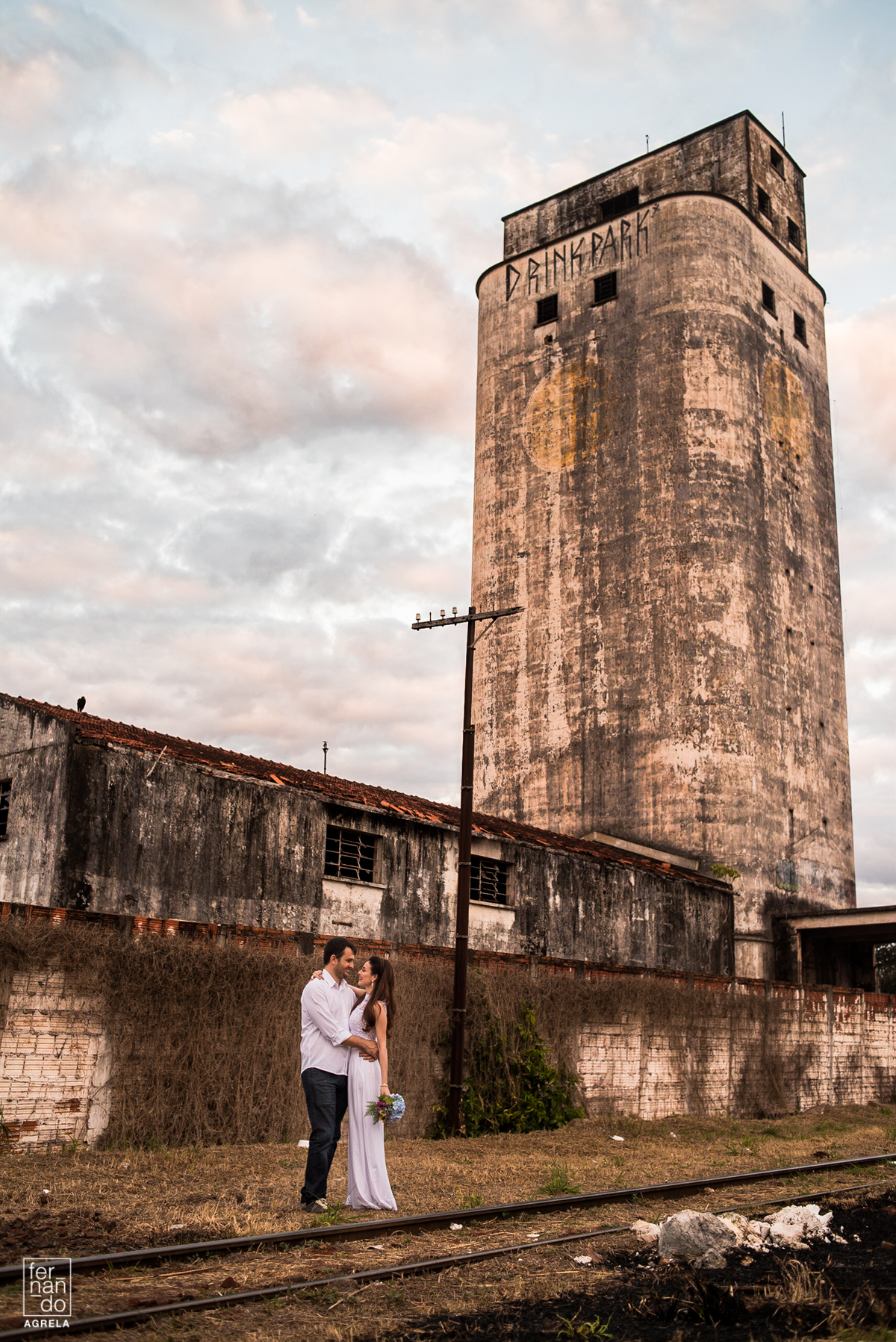 noiva e noivo em uma linha do trem construção antiga