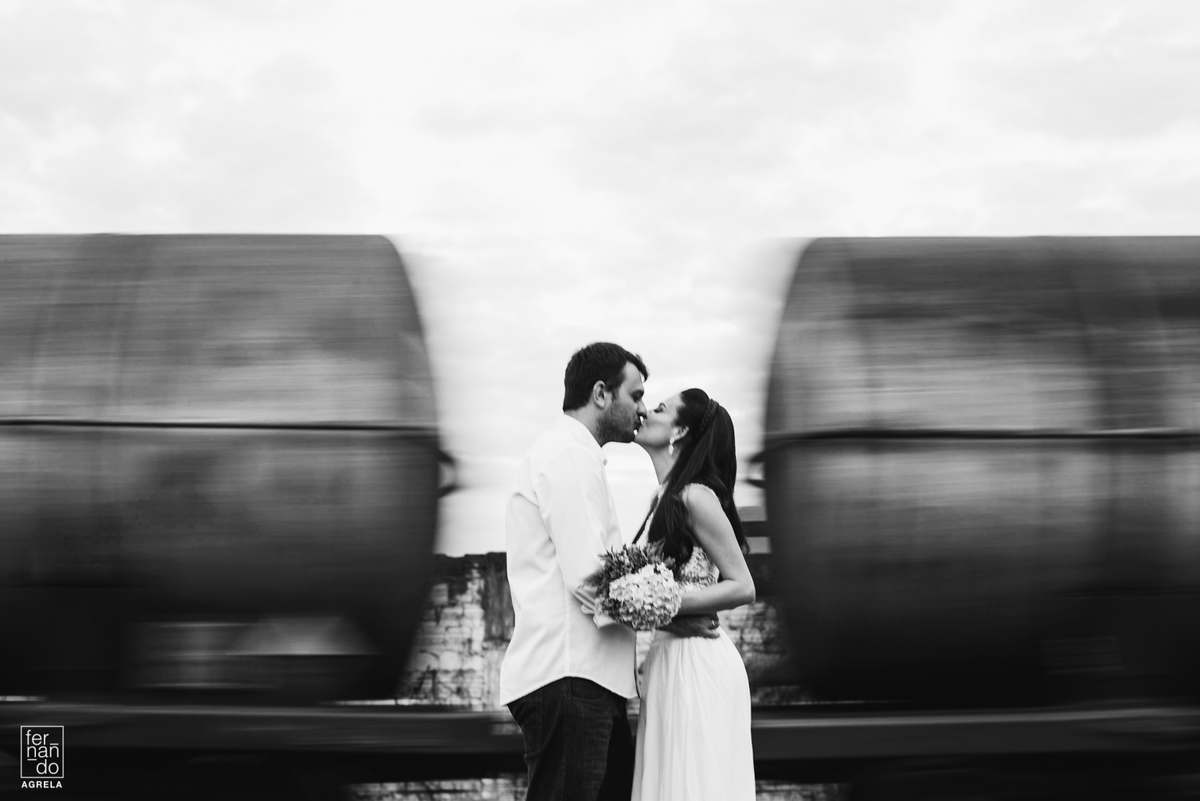 casal com trem em movimento ensaio fotografico