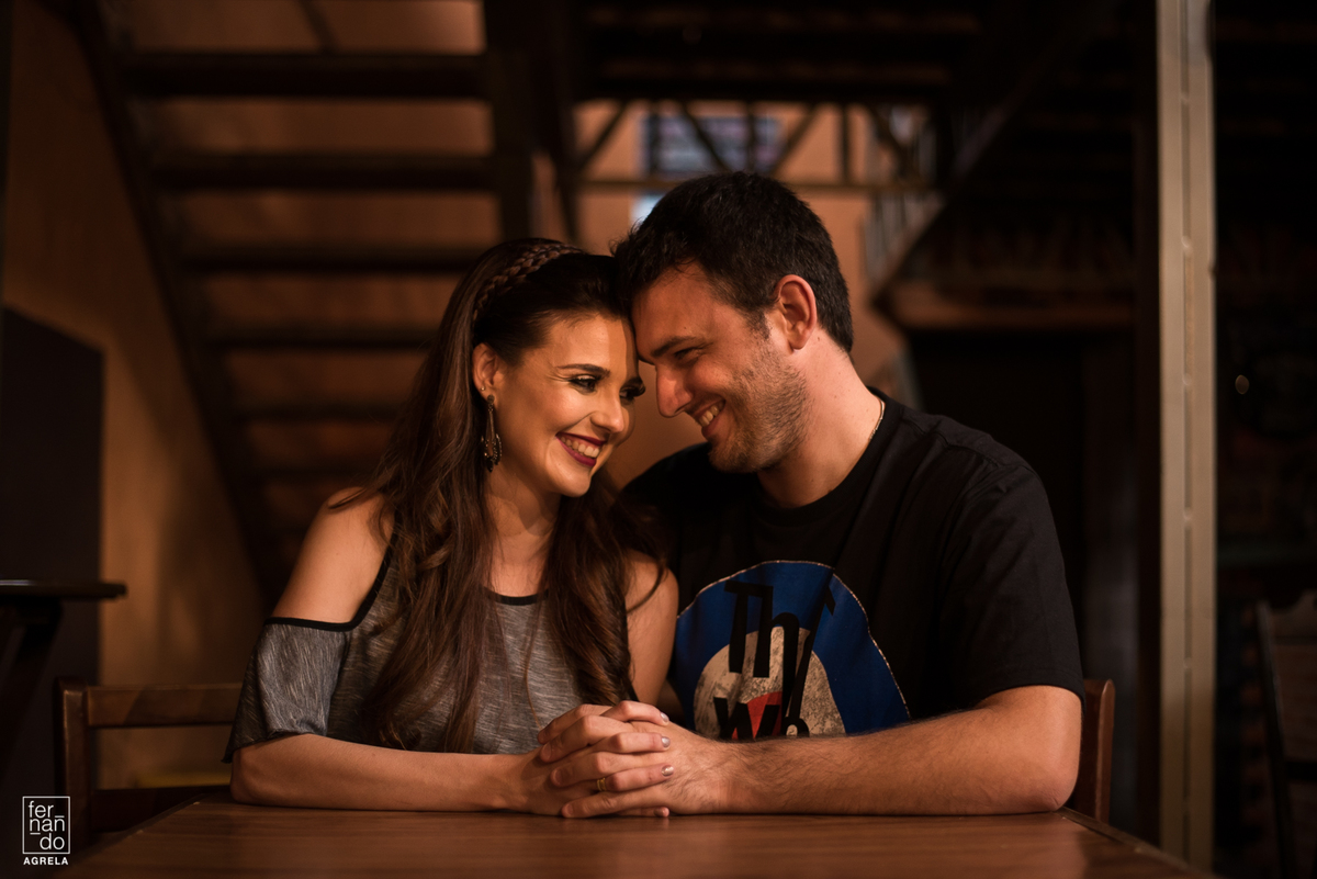 casal em uma mesa sorrindo