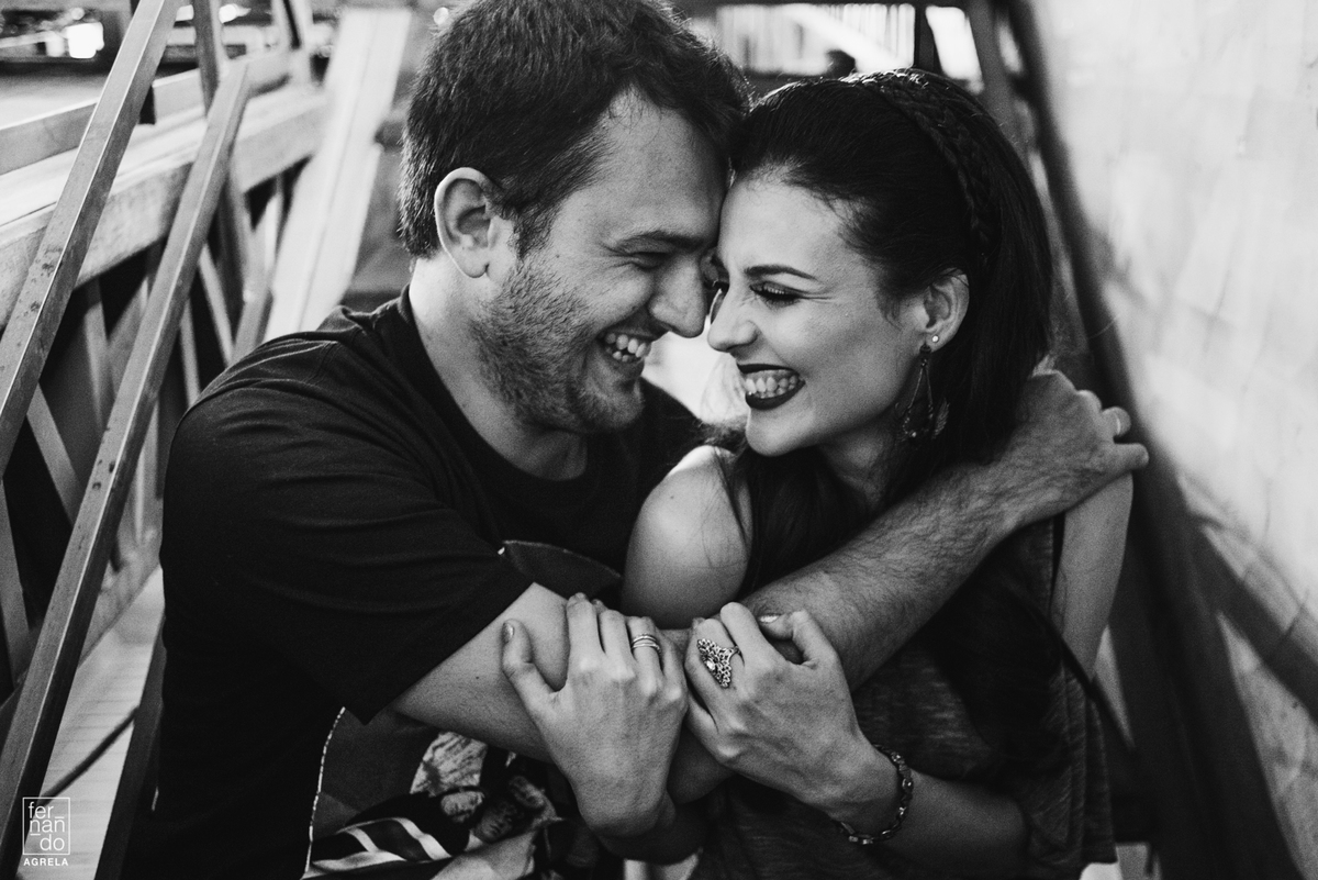 casal abraçado sorrindo