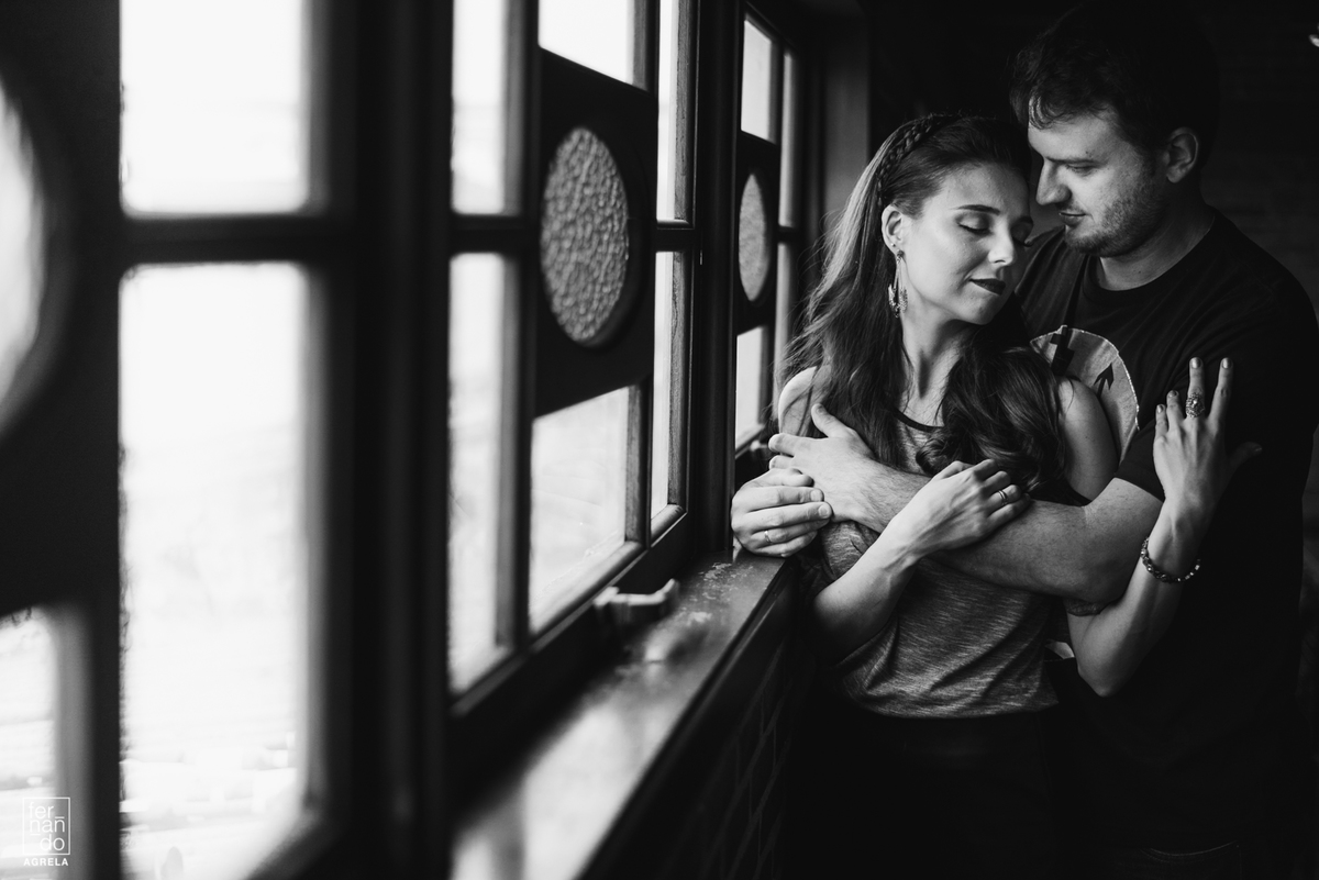 foto casal preto e branco abraçado