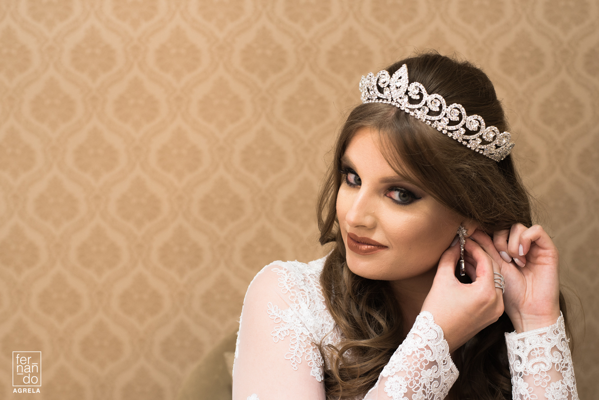 noiva colocando o brinco