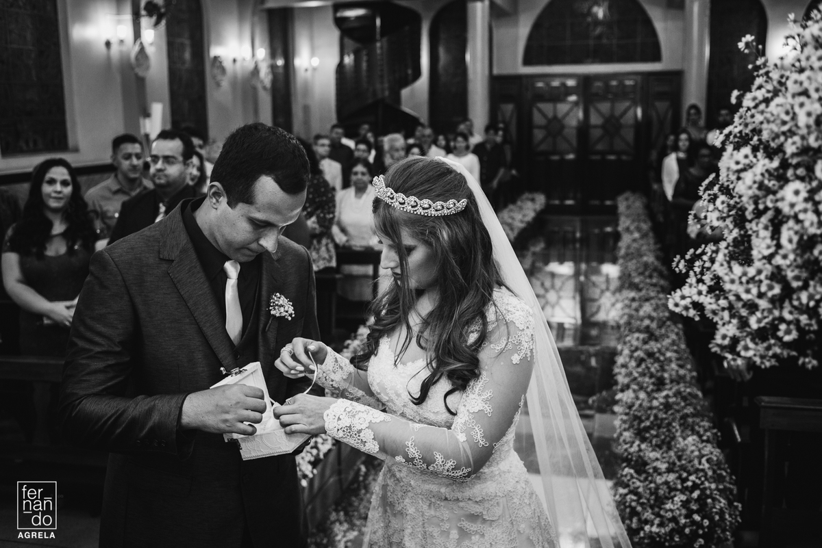 noiva e noivo retiram as alianças da caixa