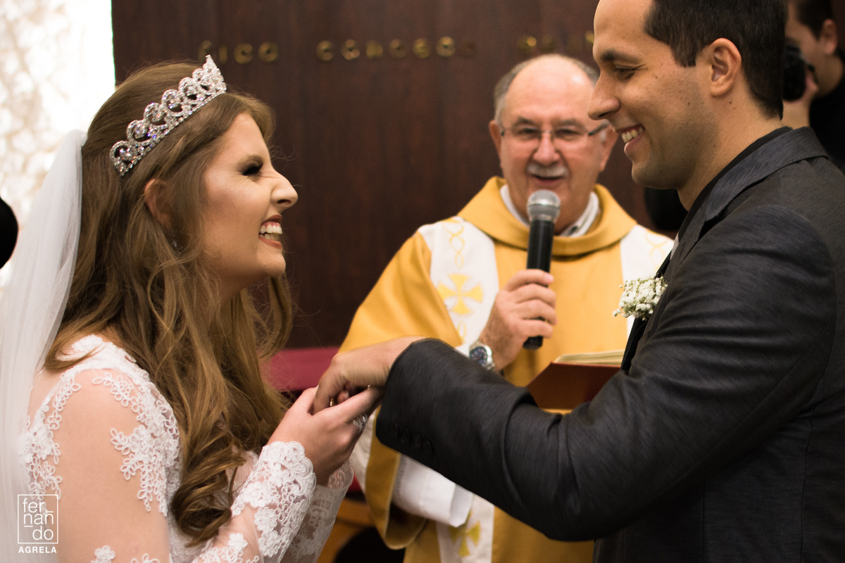 noiva sorrindo para o noivo