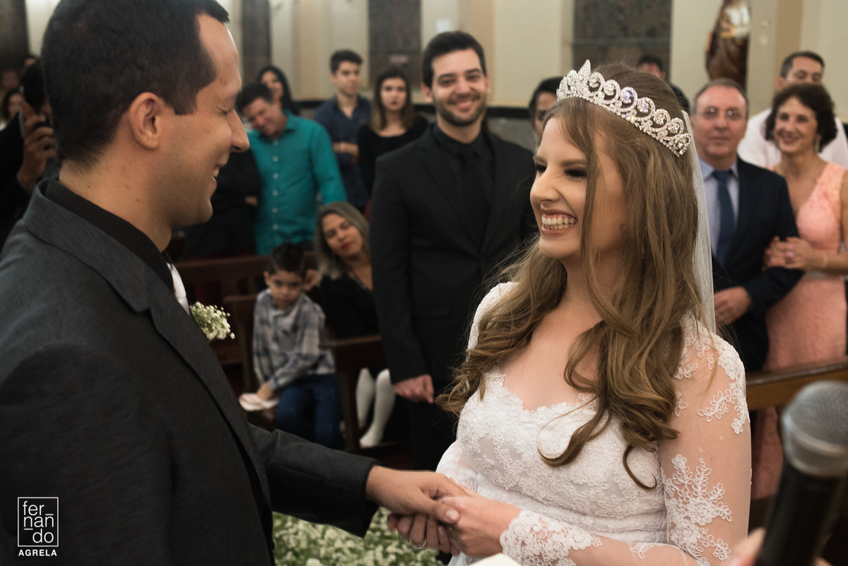 noiva colocando aliança no noivo