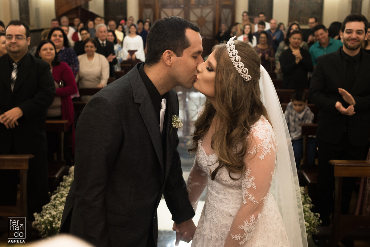 primeiro beijo dos noivos na igreja