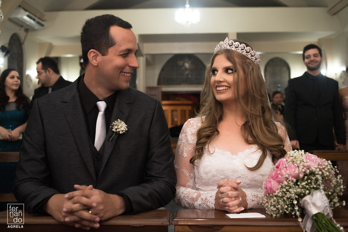 noivos sorrindo durante a cerimonia