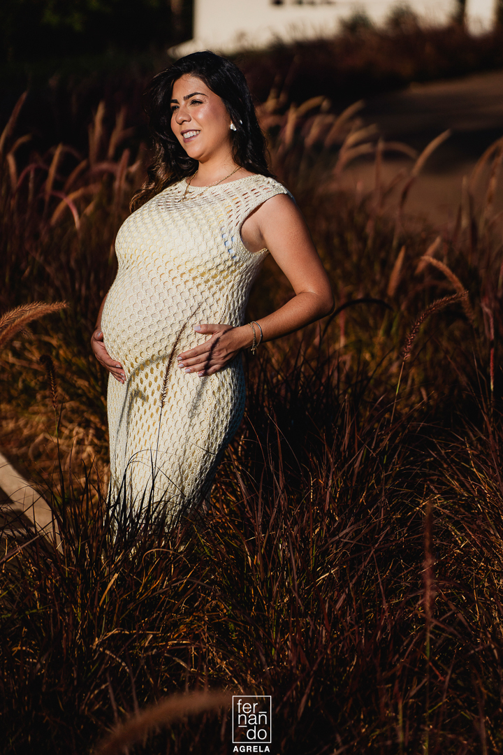 esaio gestante em meio a vegetação de capim caipira