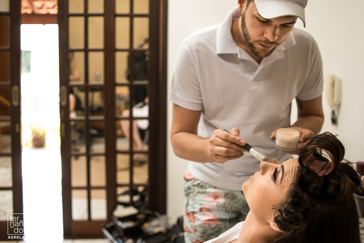 noiva sendo maquiada antes do casamento