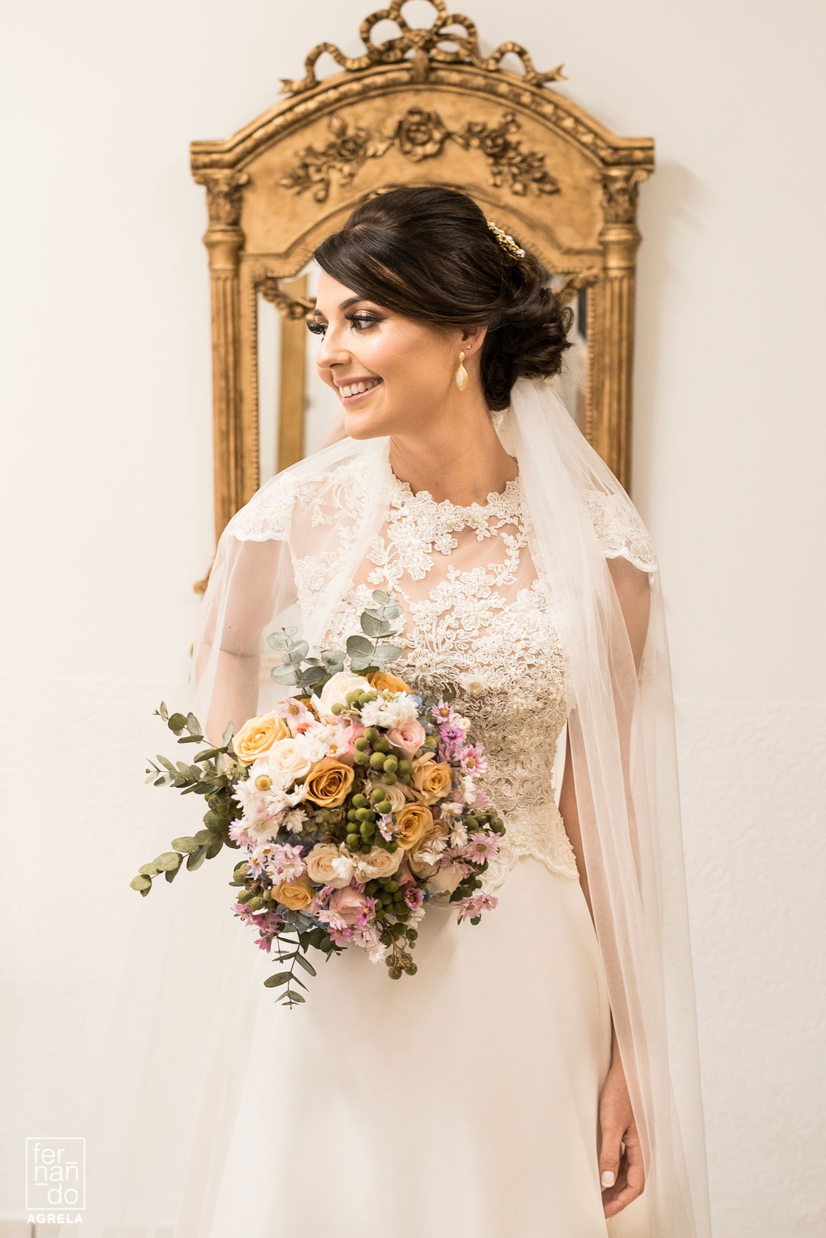 detalhe da noiva, vestido e bouquet