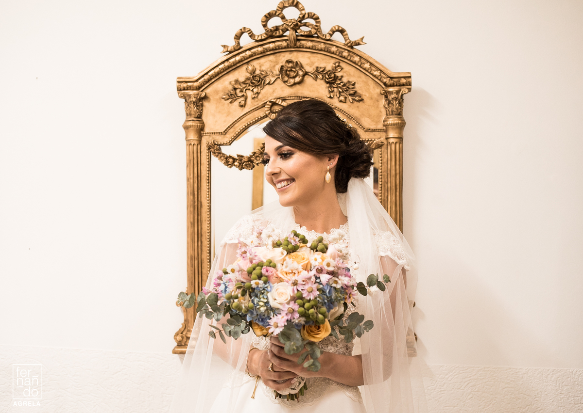 retrato de noiva em frente ao espelho