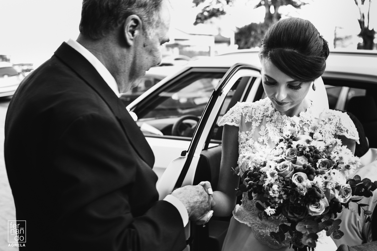 pai da noiva ajudando ela a sair do carro