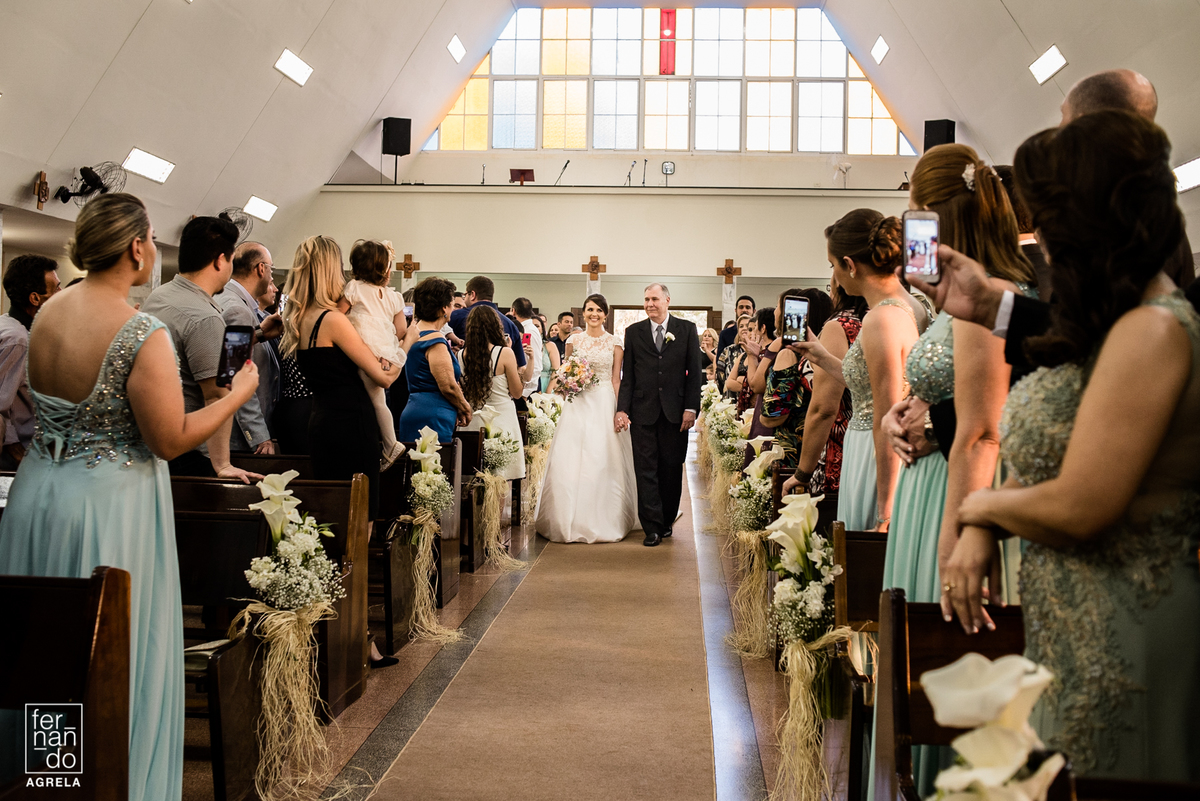 noiva entrando na igreja com seu pai