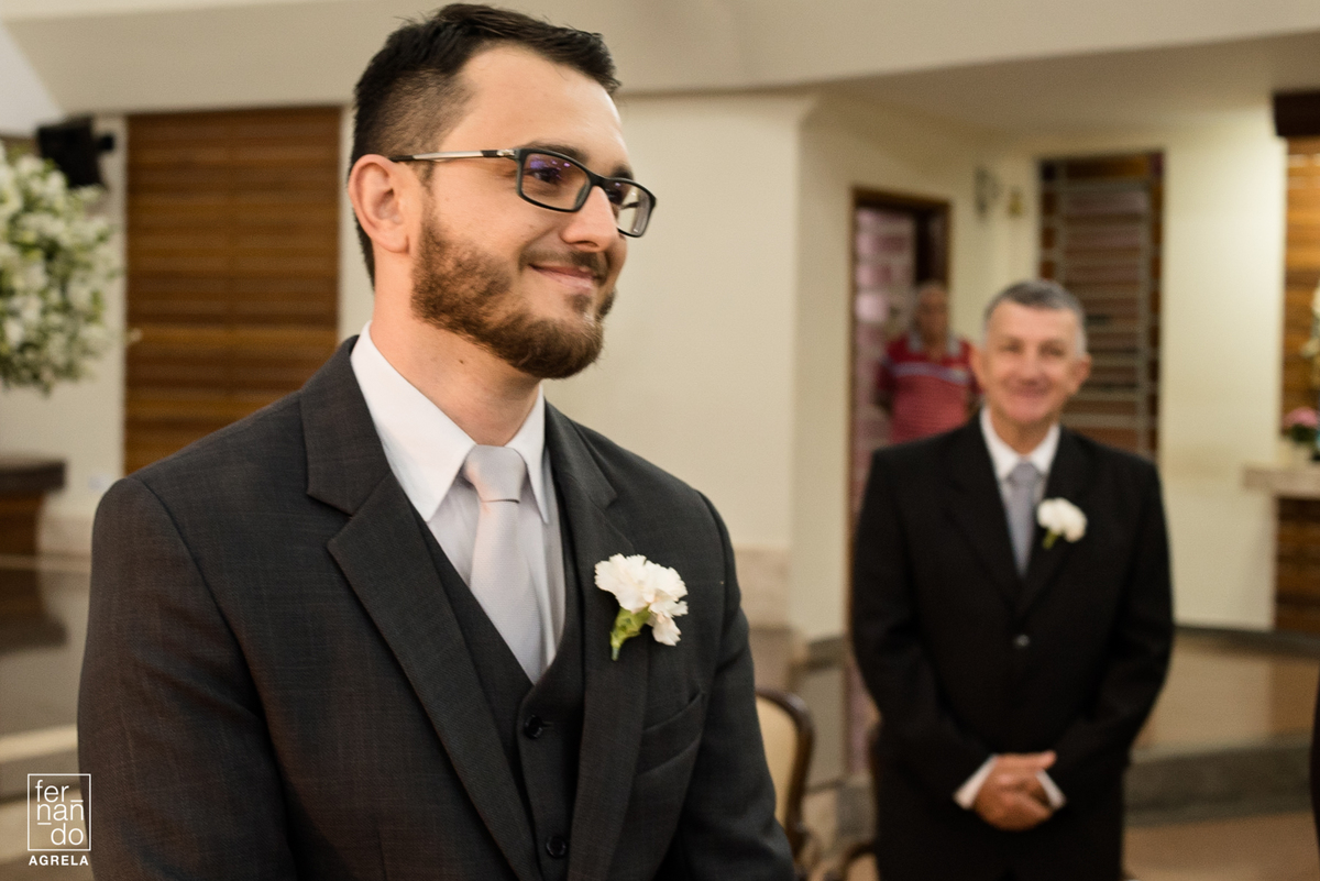 noiva vendo a noiva entrando na igreja