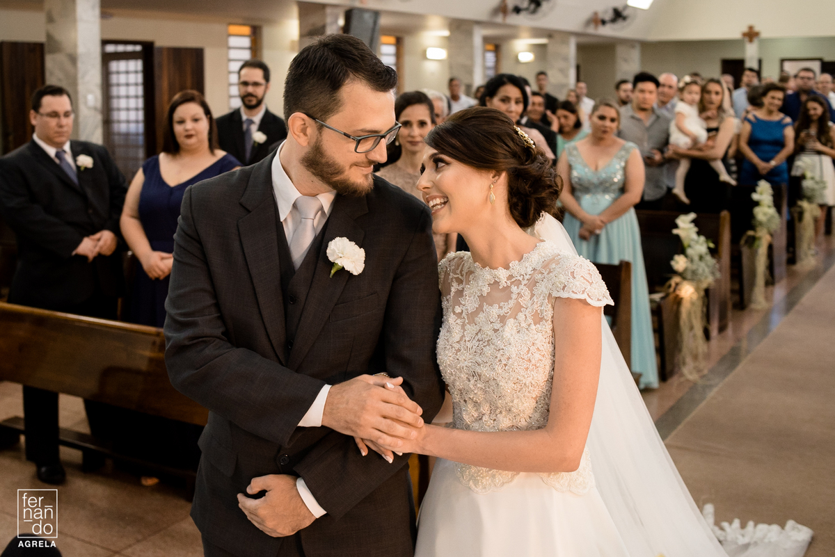 noivos se olhando com carinho durante a cerimonia