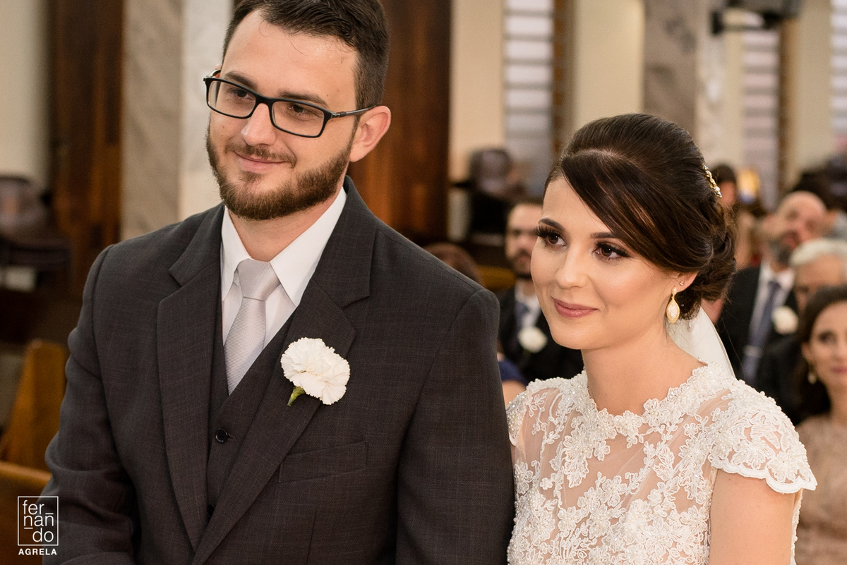 noivos durante a cerimonia de casamento