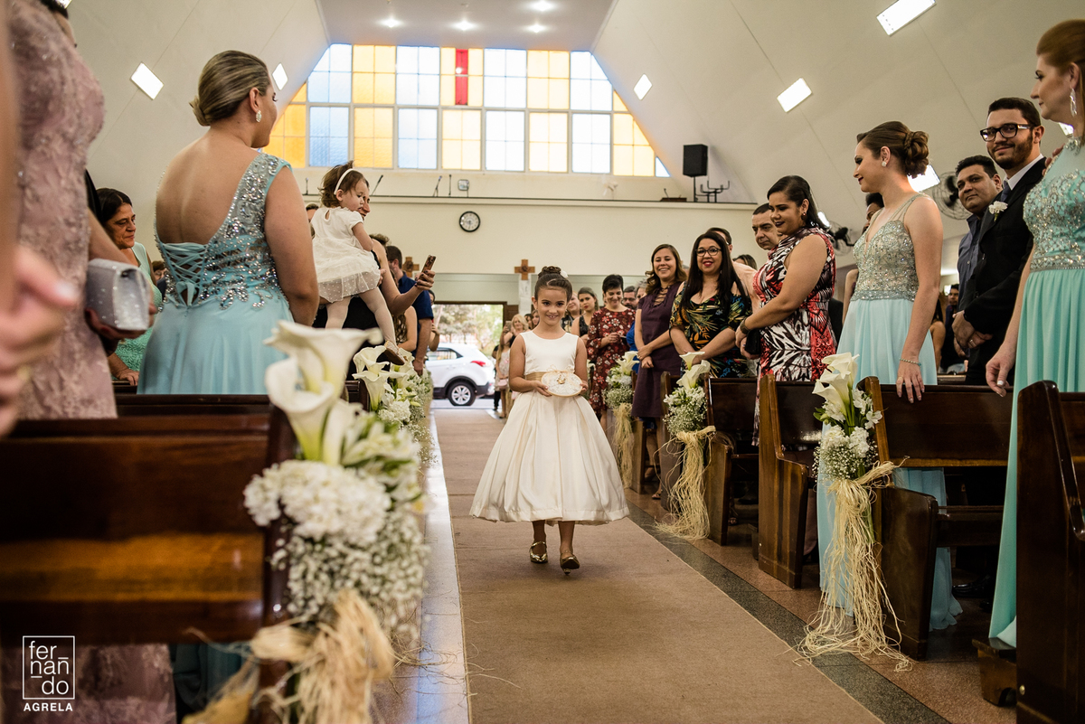 entrada da daminha com alianças