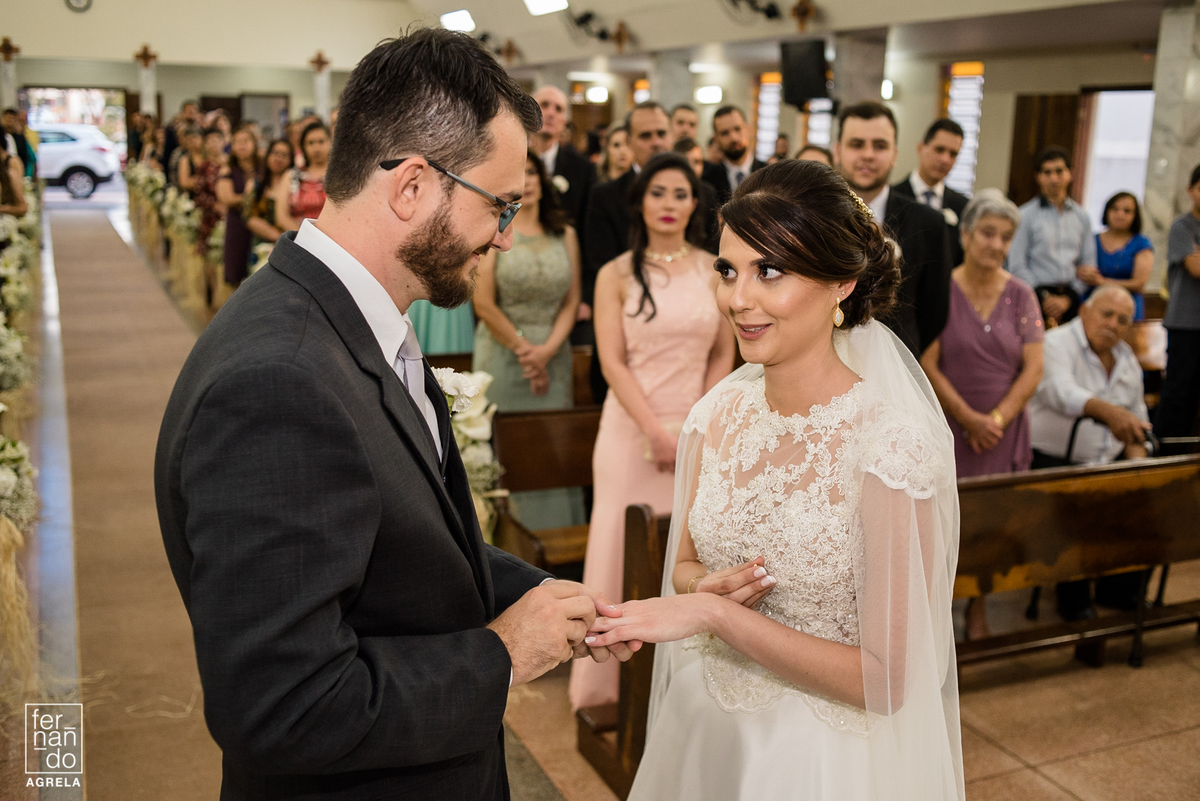 troca de aliança dos noivos com expressão engraçada da noiva