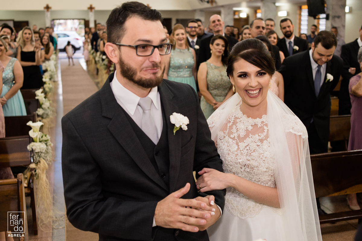 noivos com expressão engraçada durante a cerimonia de casamento