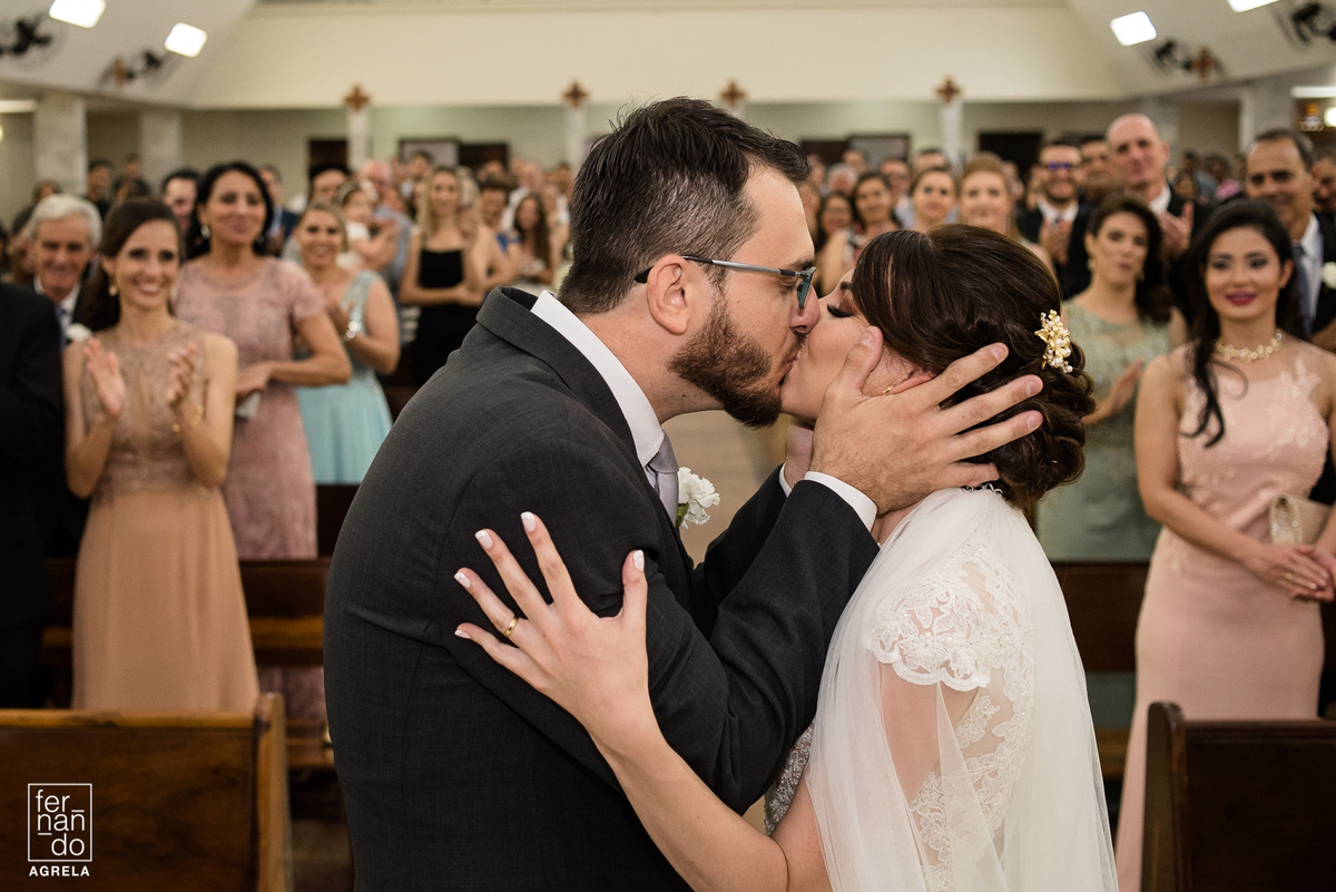 primeiro beijo dos noivos durante a cerimonia