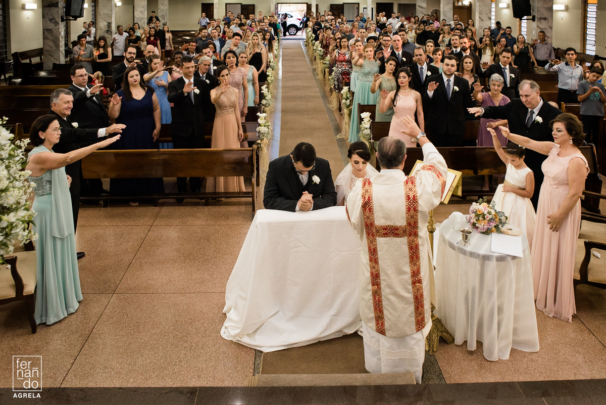 momento da bençao dos noivos por toda a igreja durante a cerimonia