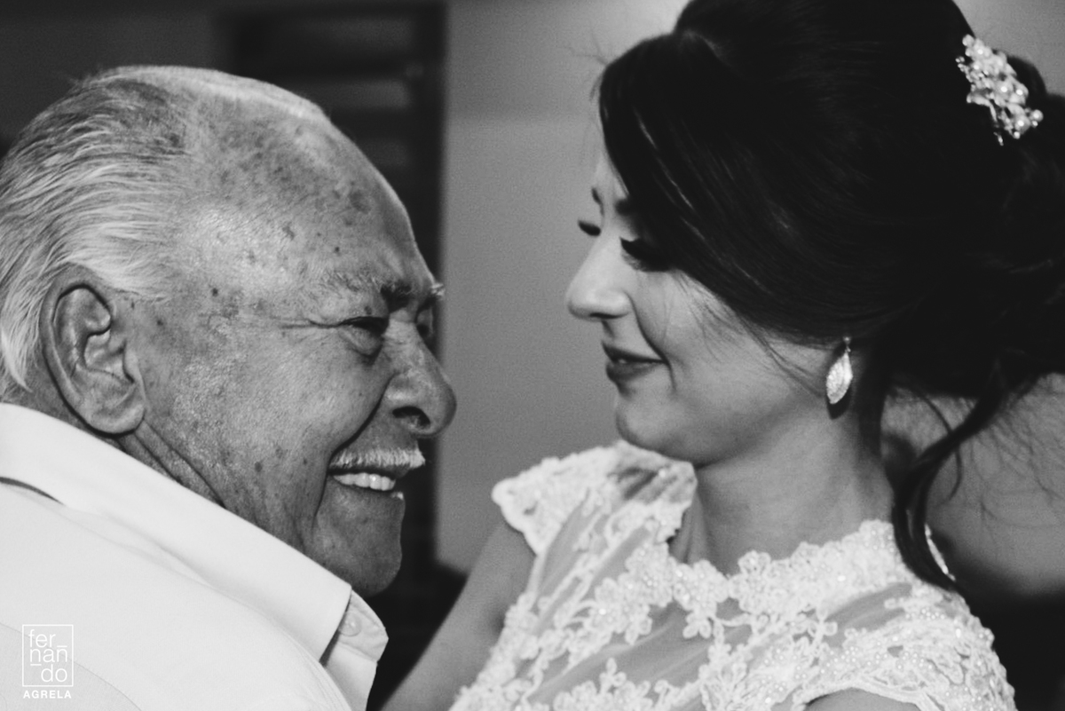 noiva abraçando avô emocionado