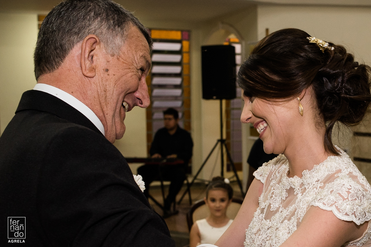 pai da noiva cumprimentando e sorrindo