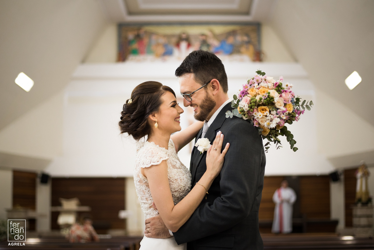 fotos dos noivos na igreja são pio x em ourinhos