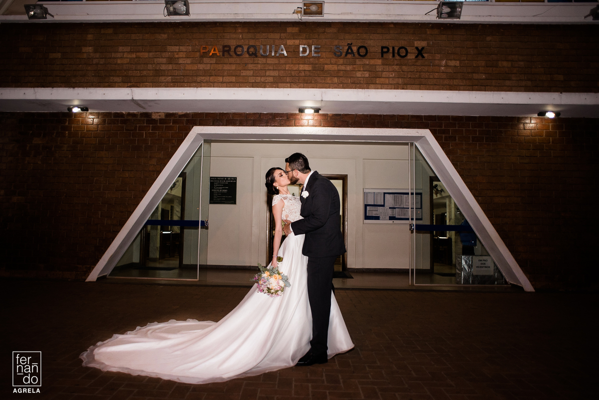 retrato de noivos na frente da igreja sao piox em ourinhos