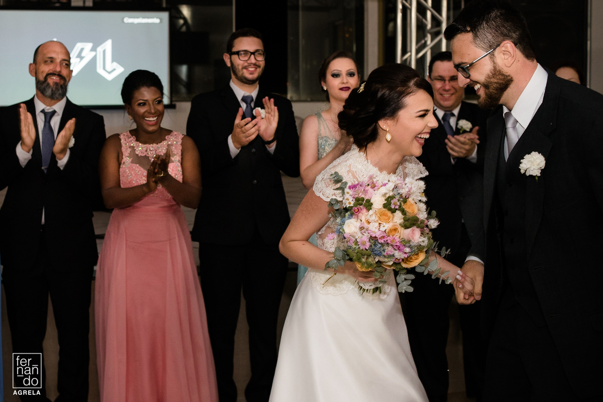 noivos em momento feliz com convidados durante o brinde