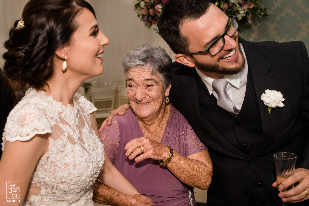 noivos com avó sorrindo