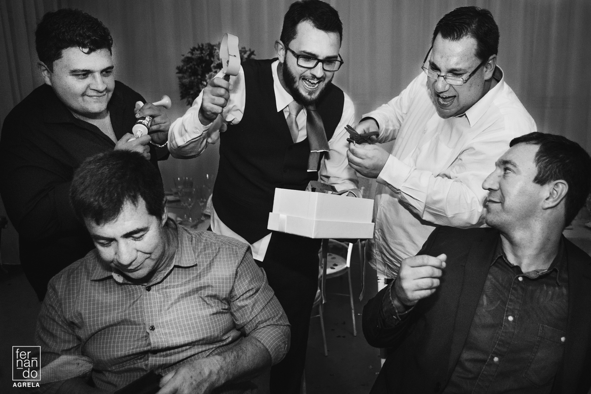 noivo passando a gravata com os amigos