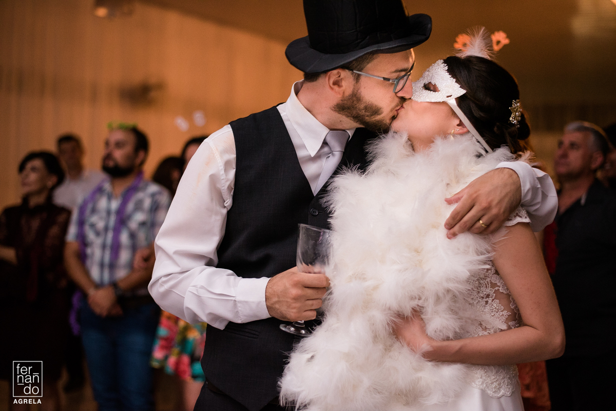noivos se beijando durante a festa de casamento