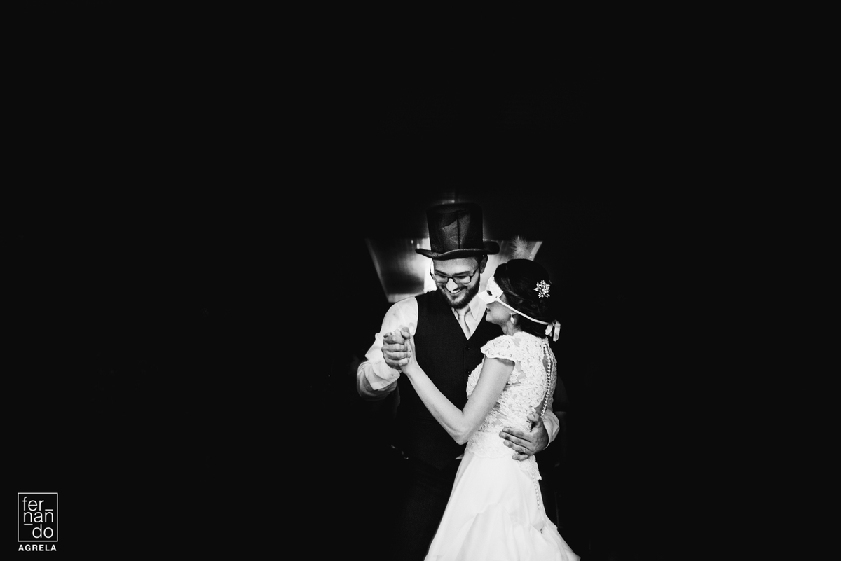 noivos na sua primeira dança no casamento