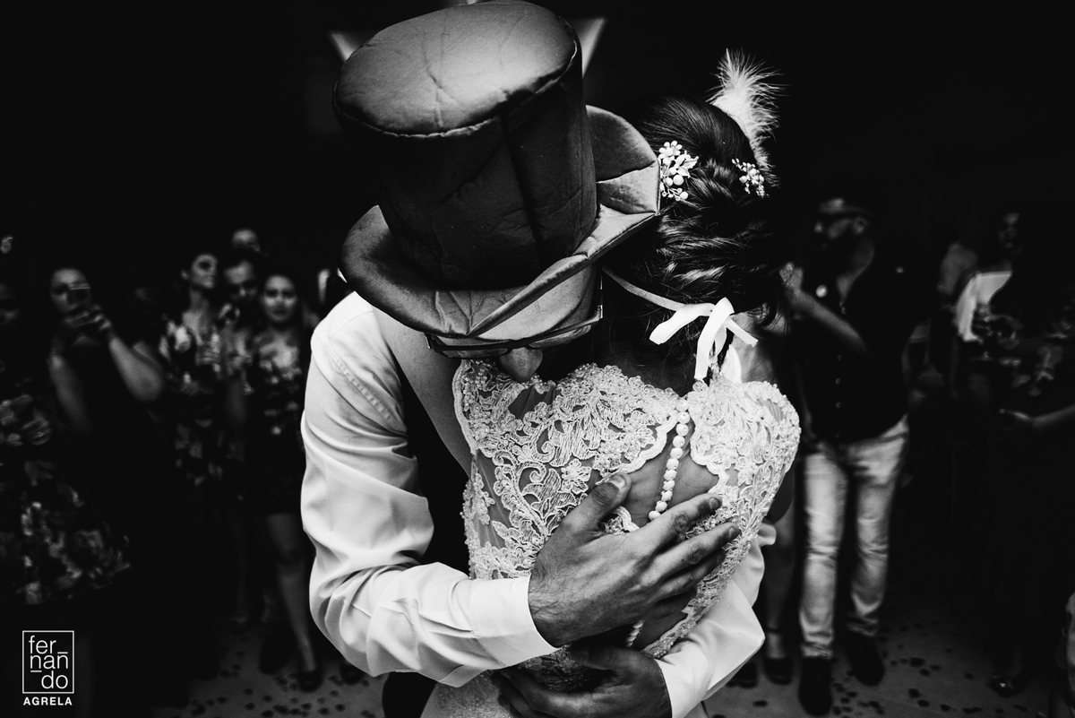 noivos abraçados após a dança