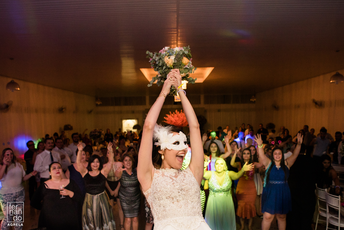 noiva preste a jogar o bouquet para as convidadas