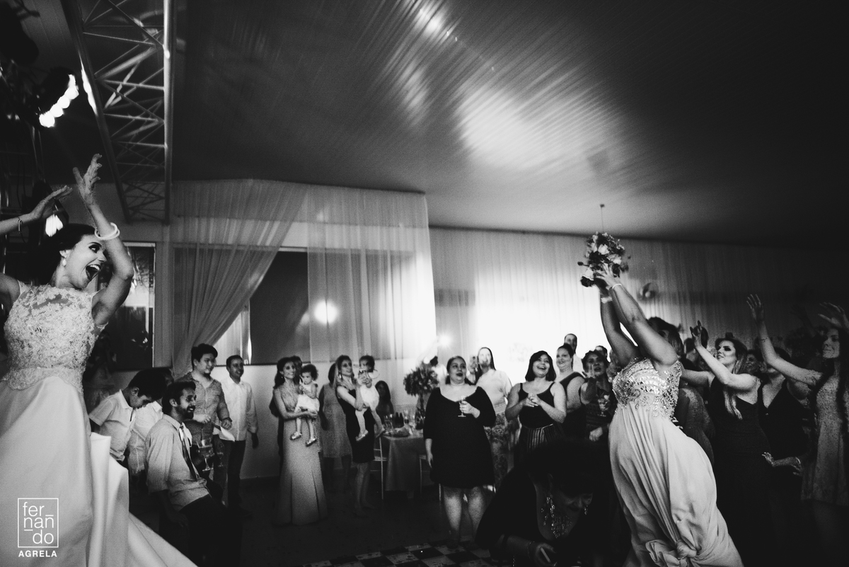 solteira pega o bouquet no ar